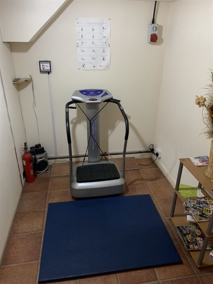 POPULAR TANNING & BEAUTY STUDIO WITH PRIVATE APARTMENT IN KINGSTON UPON HULL Photo 5