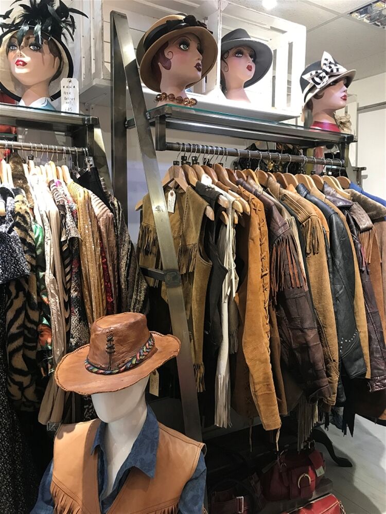 TOWN CENTRE LADIES DESIGNER FASHIONS & ACCESSORIES EMPORIUM IN NORTH CORNWALL Photo 5