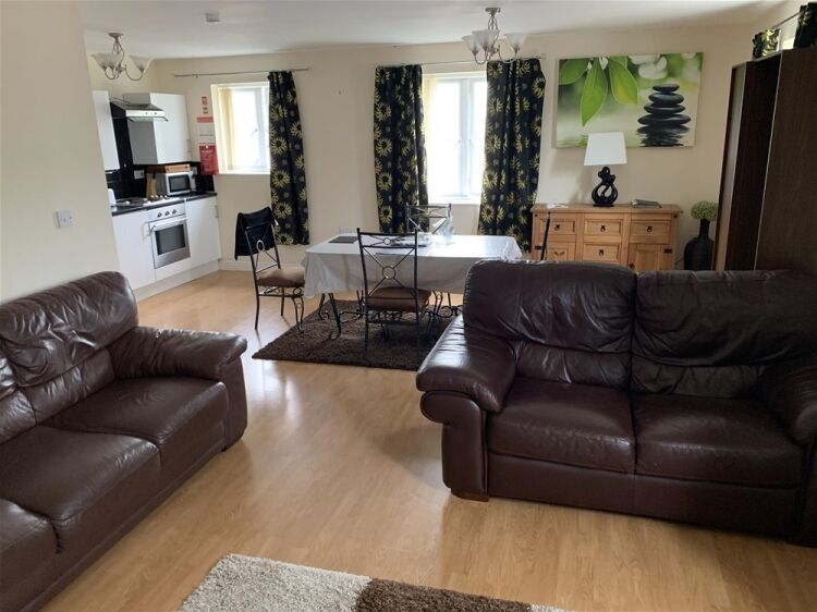 FREEHOLD B&B OR SELF CATERING APARTMENTS WITH LICENSED BAR & RESTAURANT IN PEMBROKE DOCK