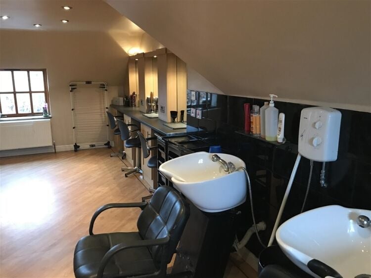 FREEHOLD VILLAGE UNISEX HAIR SALON IN THE WEST MIDLANDS Photo 5