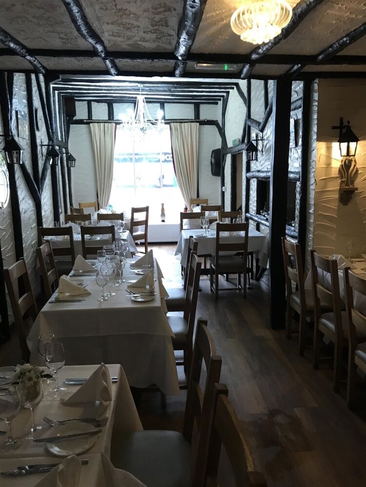 SUPERB LICENSED FRENCH RESTAURANT WITH PRIVATE APARTMENT SOUTH  BEDFORDSHIRE