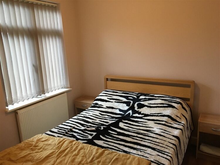 FREEHOLD OR LEASEHOLD GENTS HAIR SALON WITH PRIVATE APARTMENT IN REIGATE Photo 5