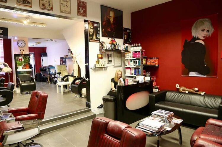 STYLISH UNISEX HAIR SALON WITH PRIVATE APARTMENT IN ST HELENS