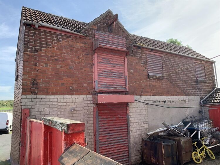 FREEHOLD MOTOR SPARES CENTRE WITH PRIVATE APARTMENTS IN DONCASTER SUBURB