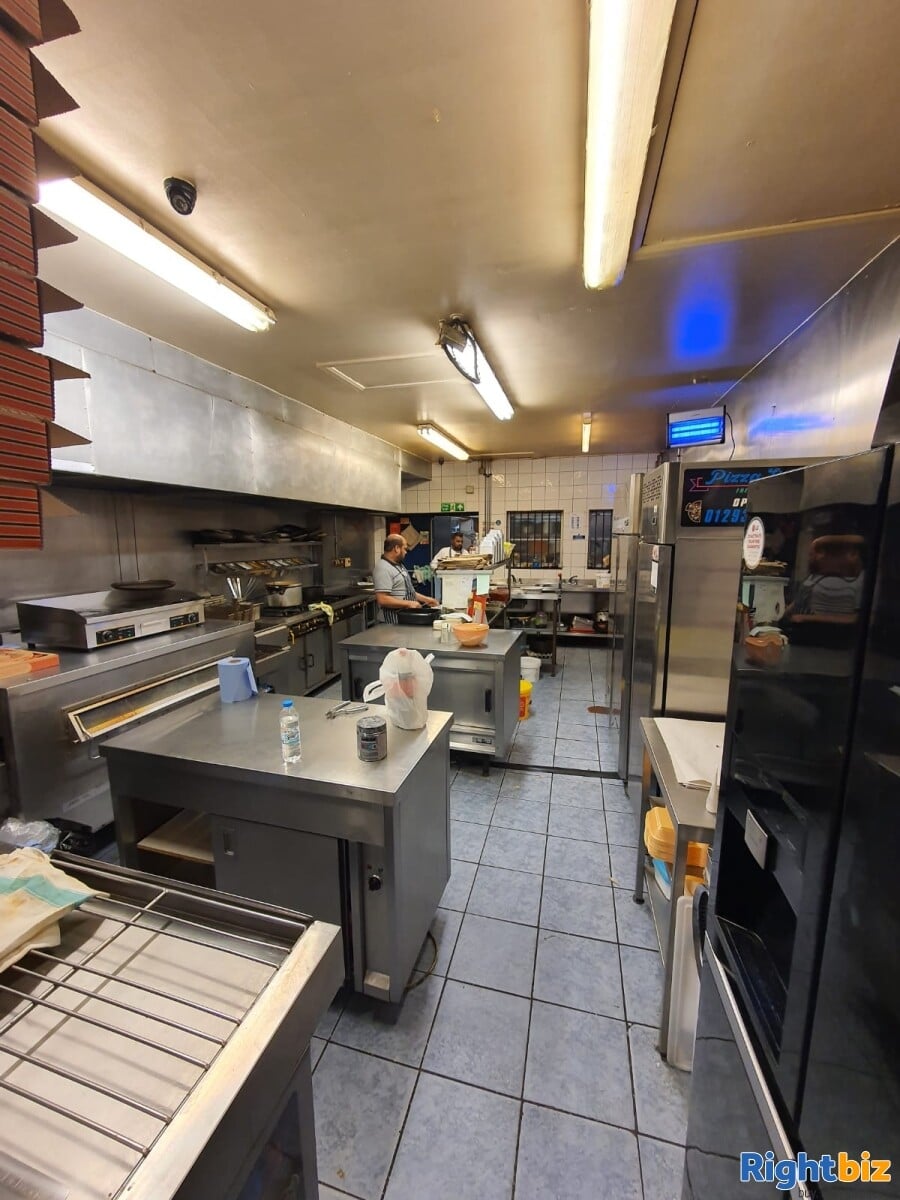 INDIAN  Takeaway with 3 bedroom Flat Photo 5
