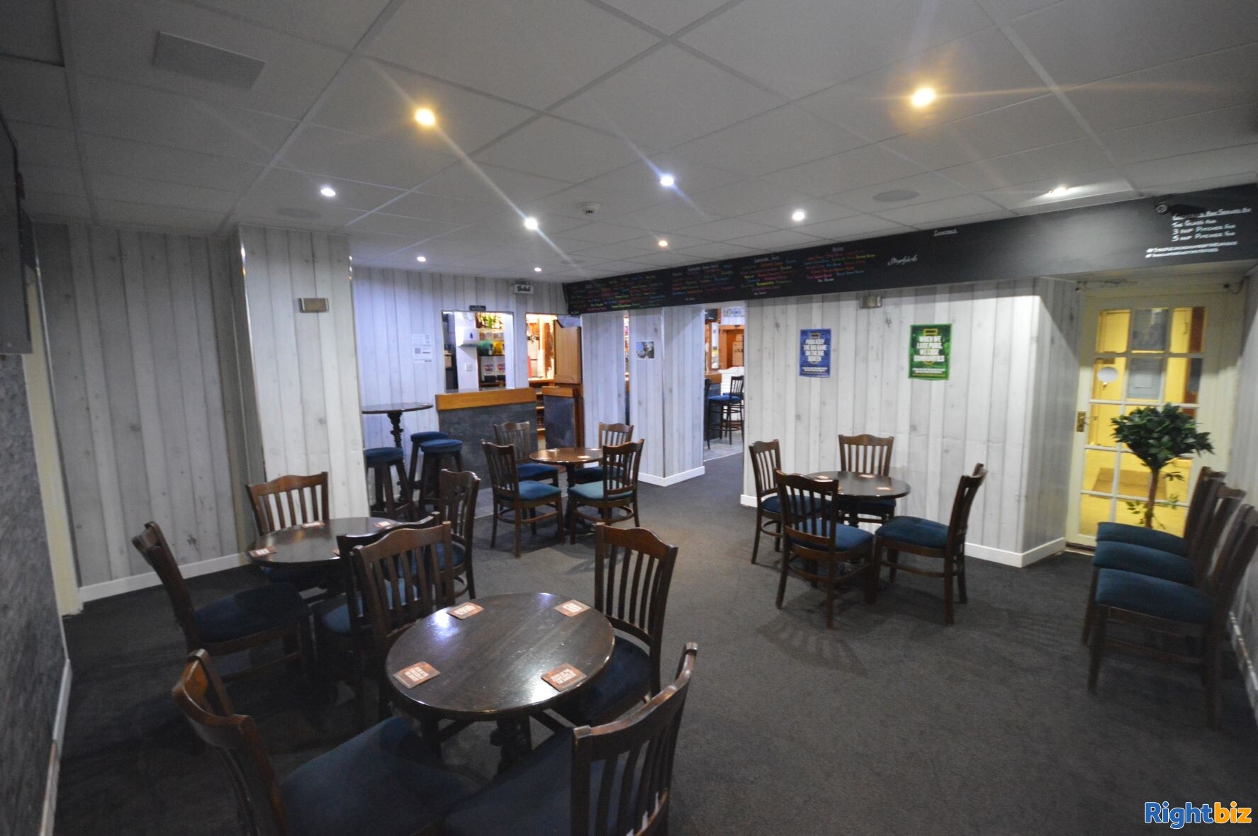 Freehold Lock Up Public House in the popular town of Montrose.  (ref 1410)