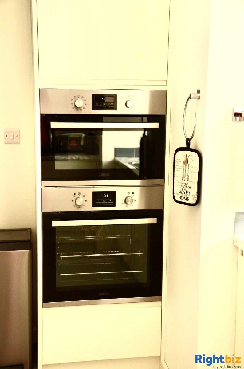 Freehold Established Serviced Accommodation Airbnb Superhost Property Photo 5