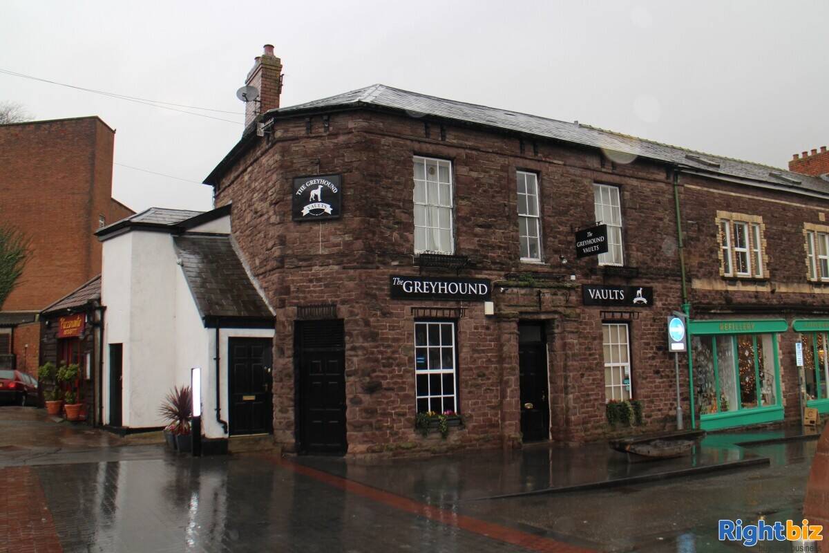 MONMOUTHSHIRE - Market town centre historic pub Photo 5