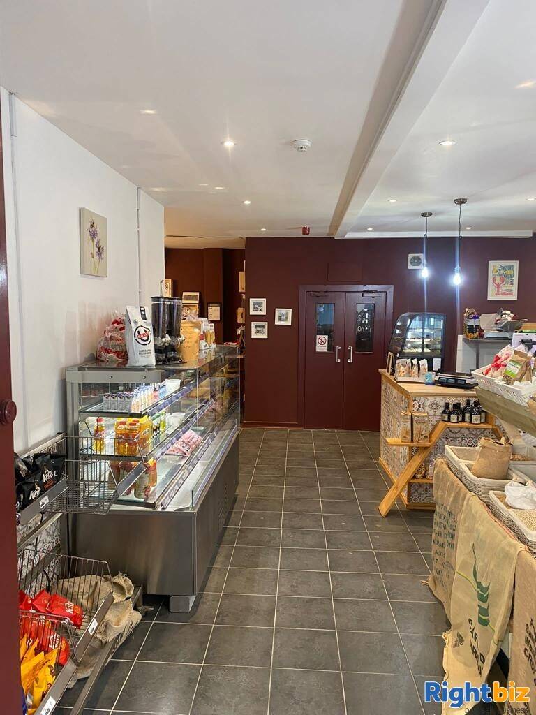 Well presented Organic Grocery fully refurbished. Photo 5