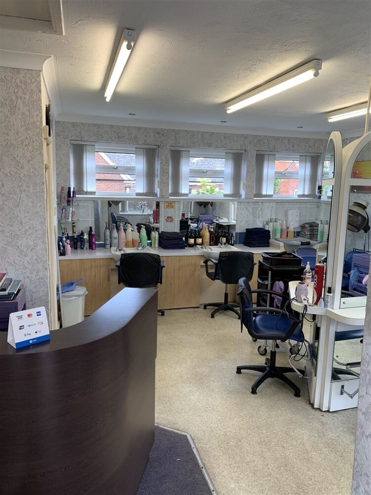 FREEHOLD UNISEX HAIR SALON in prosperous commuter village suburb LINCOLN Photo 5