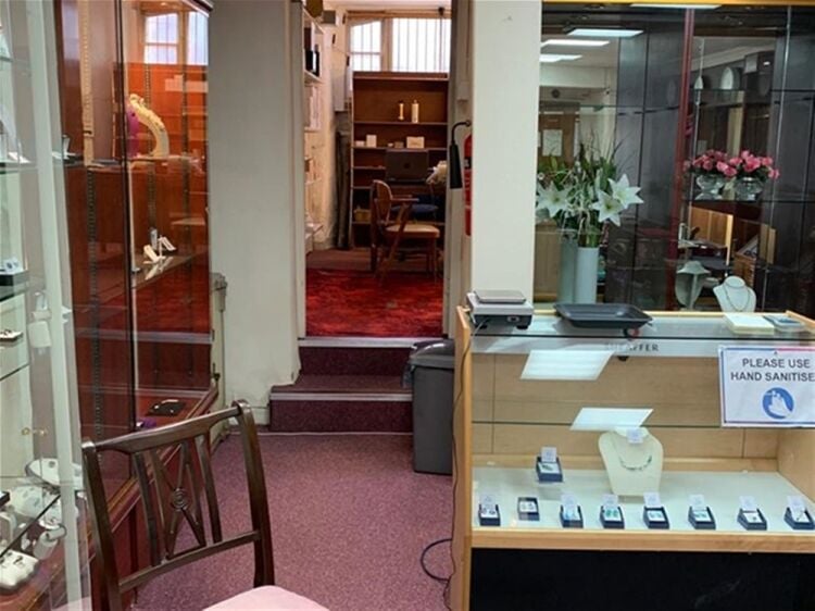 LONG ESTABLISHED HIGH STREET JEWELLERS – DEVON Photo 5