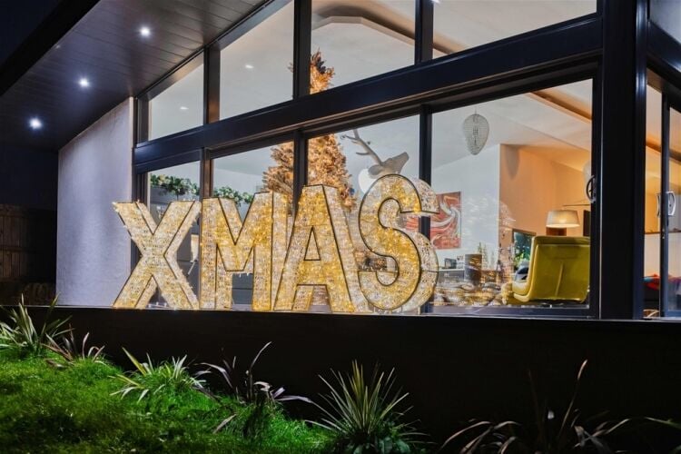 A SPECIALIST IN DESIGNING AND INSTALLING CHRISTMAS LIGHTING DISPLAYS