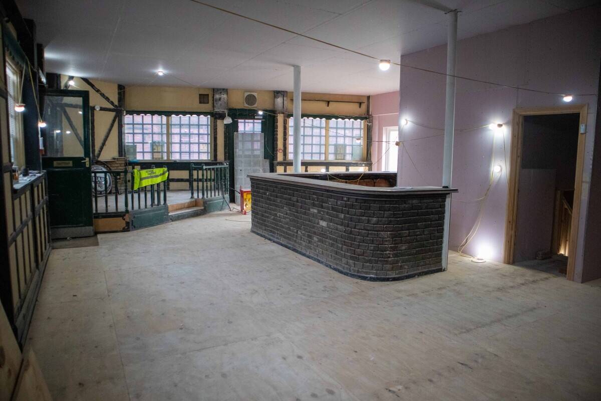 LONDON - GROUND FLOOR LOCK-UP PUB Photo 5