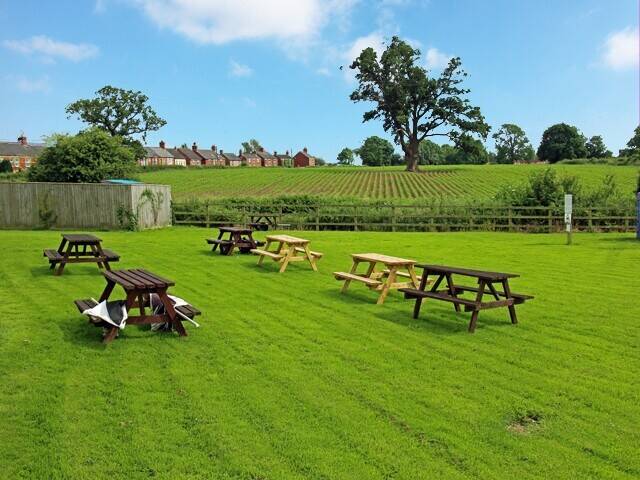 GLOUCESTER - SUBSTANTIAL EDGE OF VILLAGE PUBLIC HOUSE
