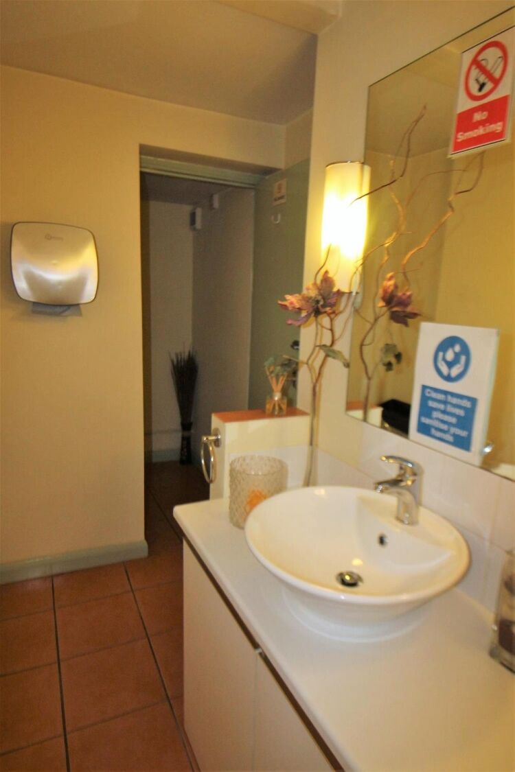 FREEHOLD/LEASEHOLD LIC. RESTAURANT WITH SELF CONTAINED 2 BEDROOM MAISONETTE