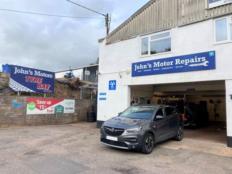 MOTOR VEHICLE DIAGNOSTICS, SERVICING, REPAIR, MOT CENTRE & TYRE BAY Photo 5