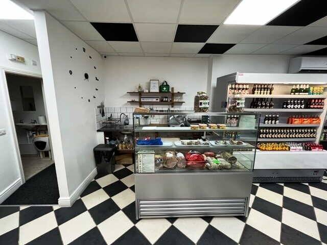Italian Convenience Store with Off Licence and Delicatessen in East London For Sale Photo 5
