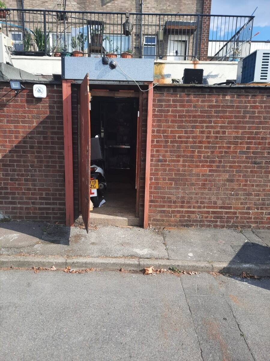 Fully fitted pizza shop lease for sale