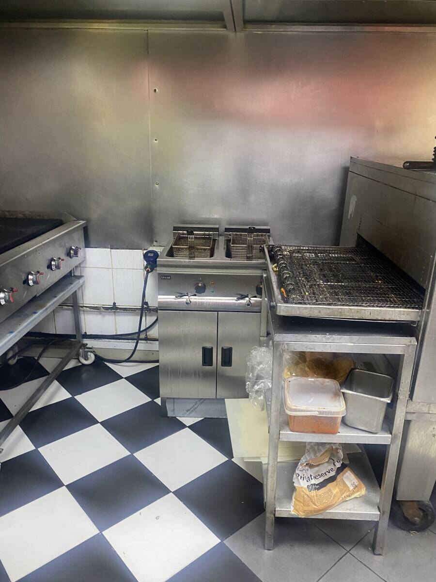 Pizza and Burger Takeaway for partnership or rent.