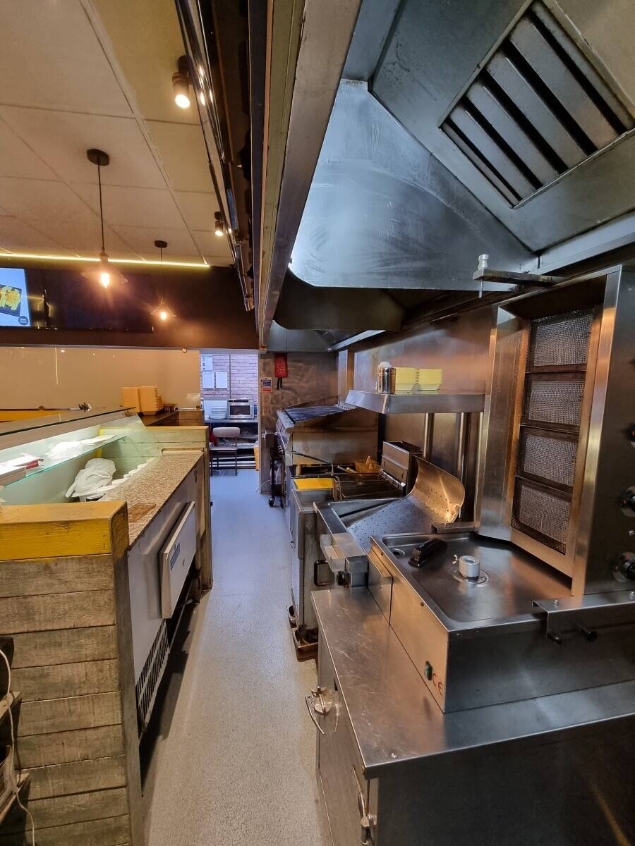 Leasehold Pizza and grilled chicken shop with 3-bed flat