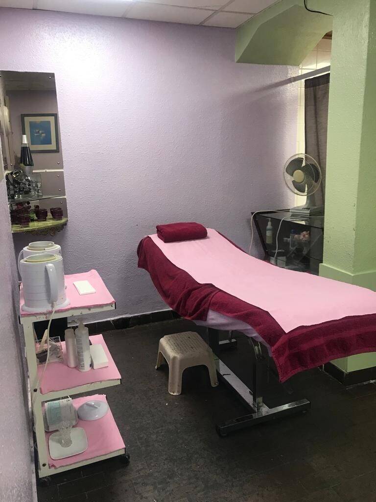 Leasehold hair and beauty salon for sale in Northwood