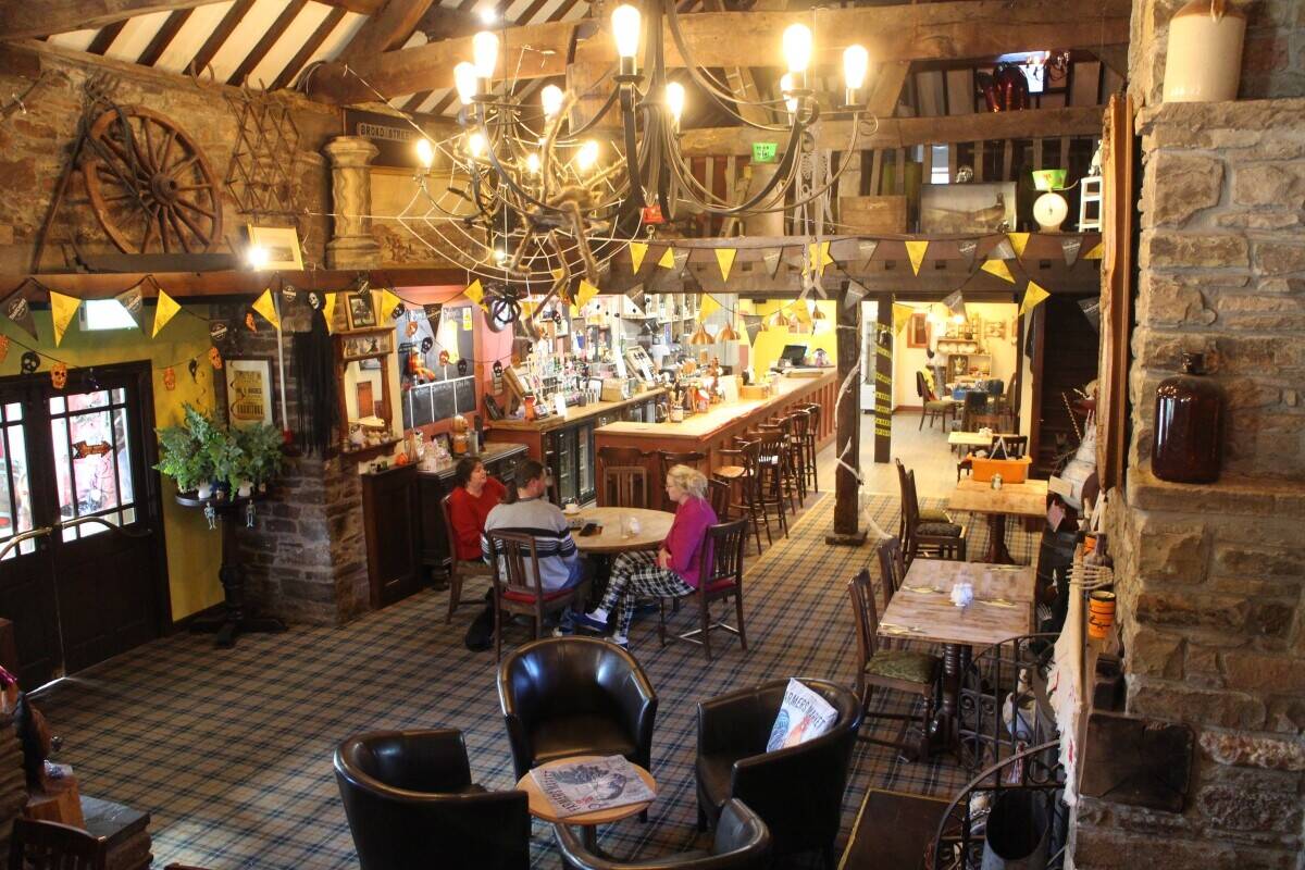 POWYS - SUBSTANTIAL PUB & RESTAURANT