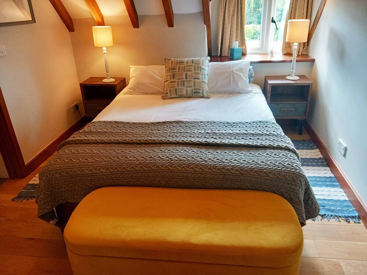 SHROPSHIRE - COUNTRY INN APPOINTED TO AN EXCELLENT CONDITION THROUGHOUT AND LOCATED IN AFFLUENT AREA