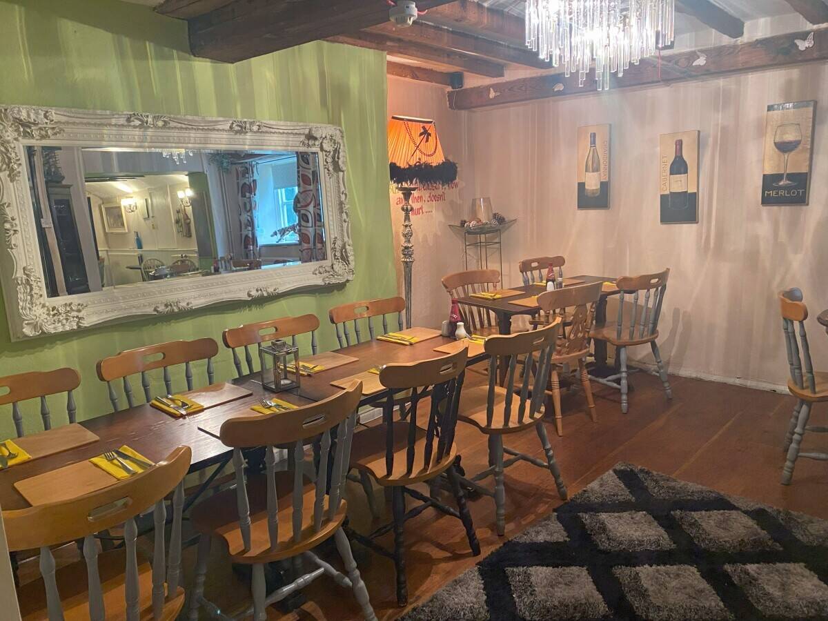 DENBIGHSHIRE – PICTURESQUE 17TH CENTURY VILLAGE PUB & RESTAURANT