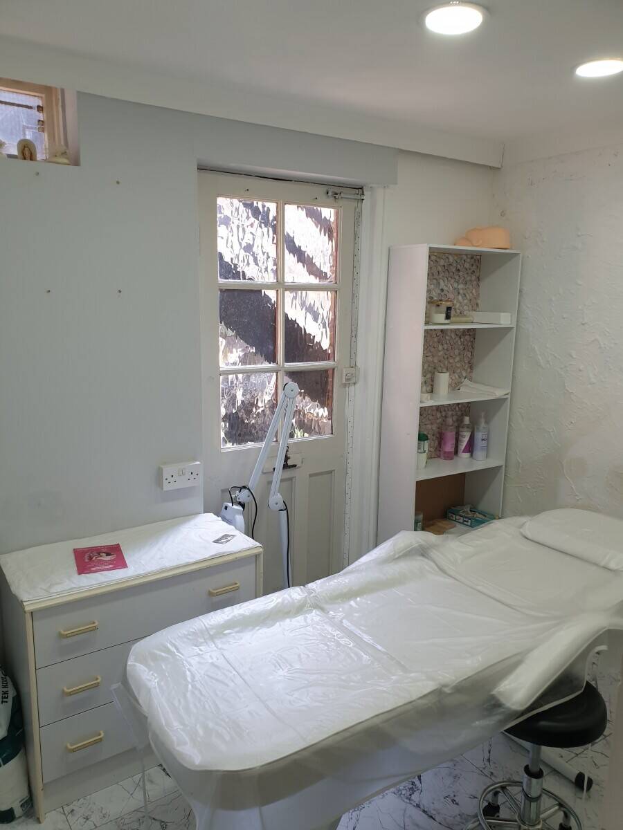 Hairdressers in Cheshunt/Waltham Cross with Beauty Room Photo 3