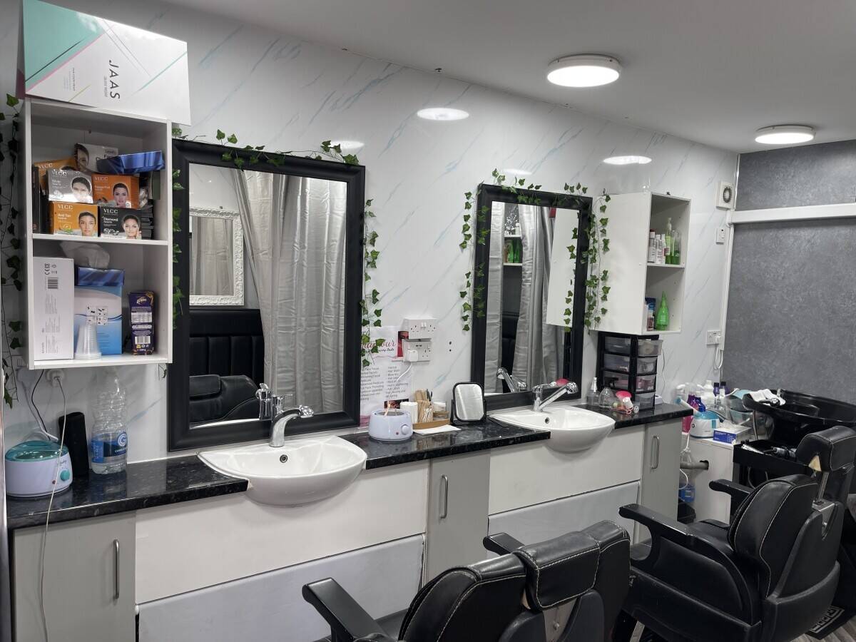Beauty Saloon on Ilford lane , fully running and furnished, very cheap on rent and cheap premium Photo 5