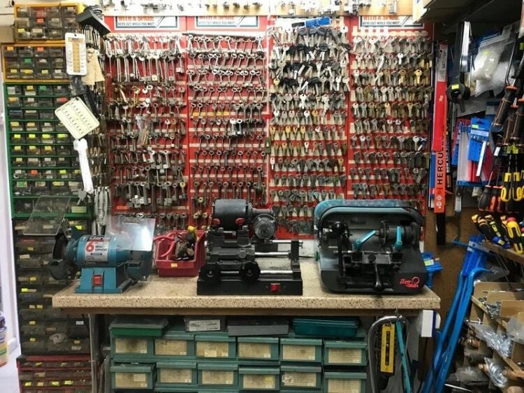 Hardware store with accommodation  for sale Photo 5