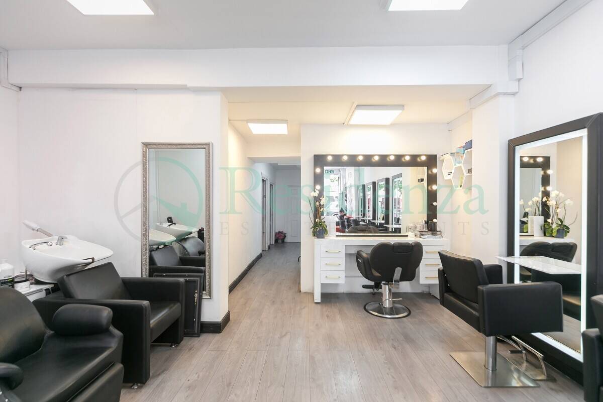established class E beauty salon measuring in excess of 900 sq/ft over ground level, located in Tooting B Photo 5