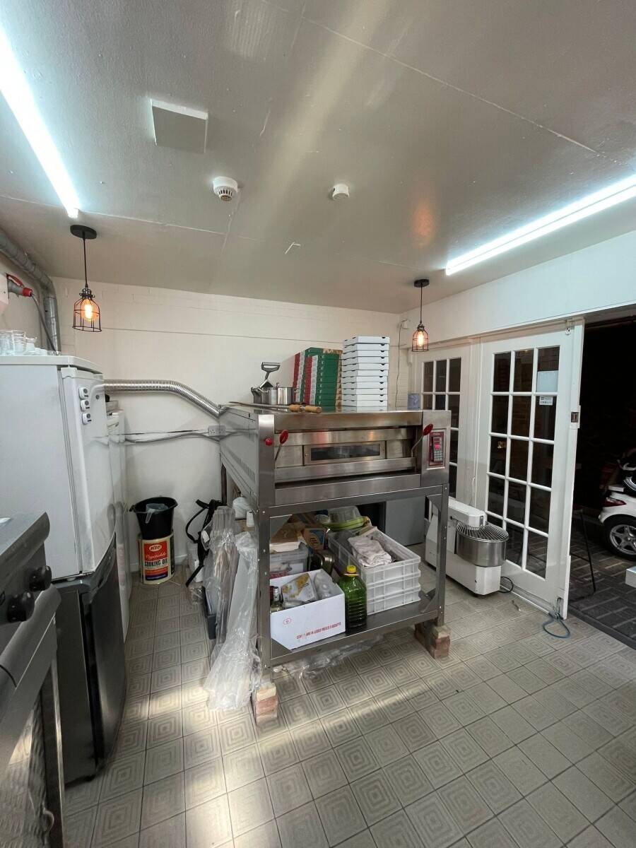 Italian Pizzeria For Sale in South Harrow, London  Photo 5