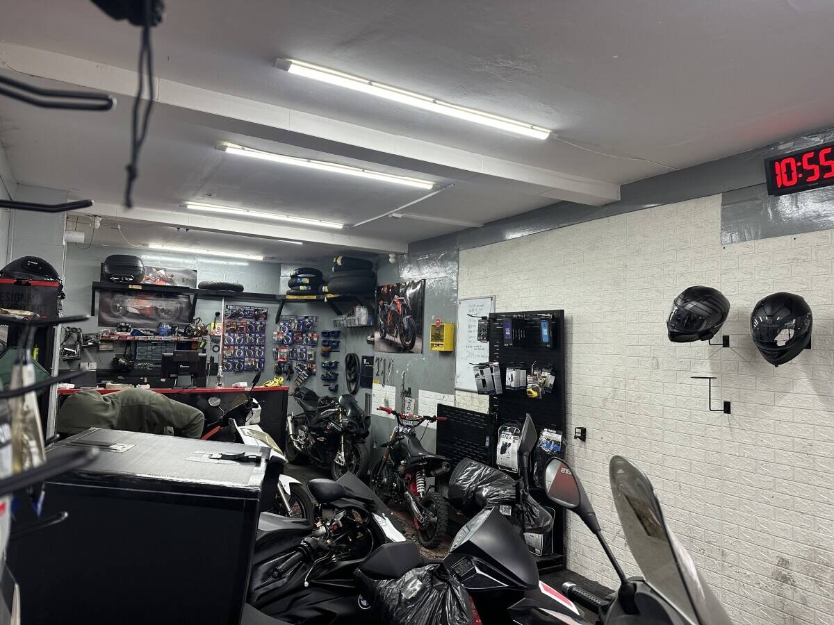 Motorcycle garage/shop for sale Photo 6