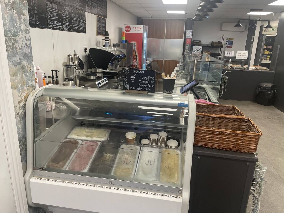 Bakery/cafe for sale in Upminster with full E license Photo 5