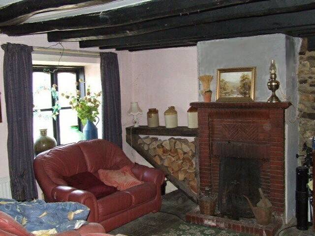 CARMARTHENSHIRE - VILLAGE CENTRE FREEHOUSE