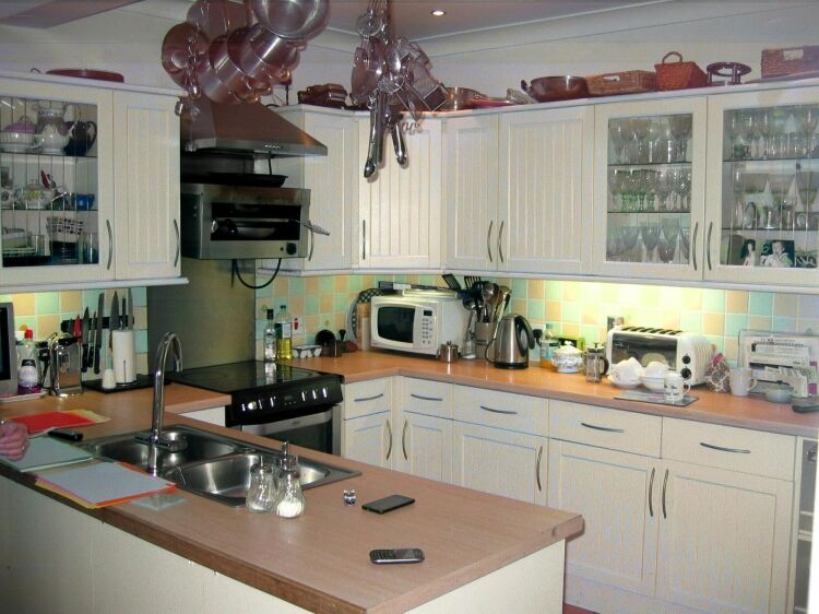 Long established B&B on corner site enjoying Solent views, well located for surrounding businesses and local attractions