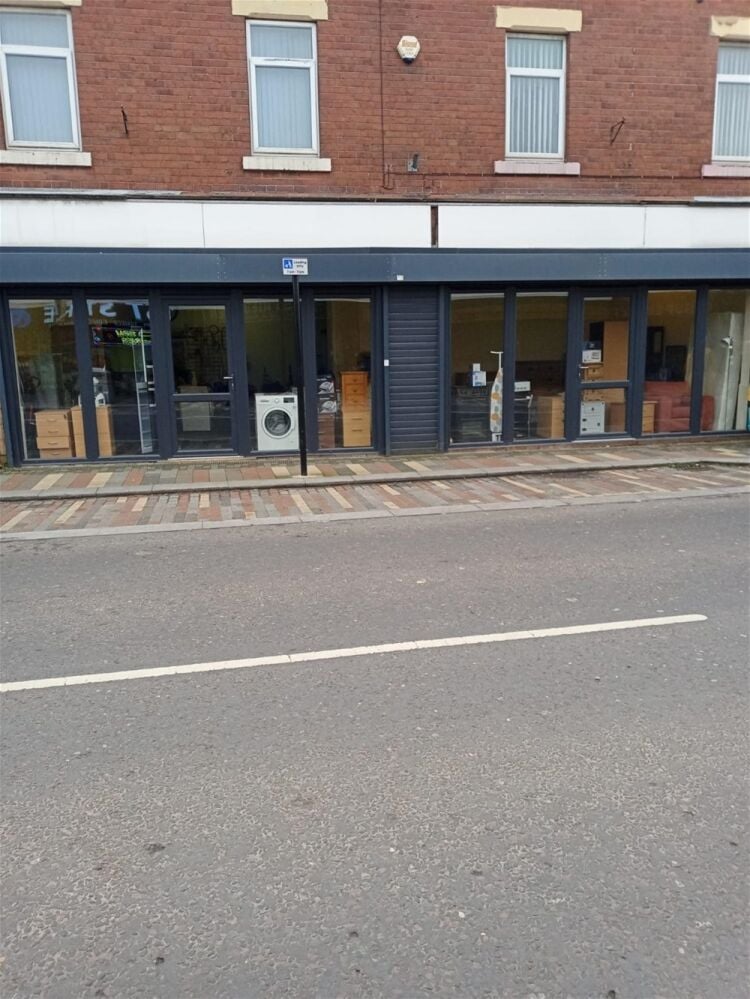 FREEHOLD VACANT PREMISES WITH PRIVATE APARTMENTS NEAR ROTHERHAM
