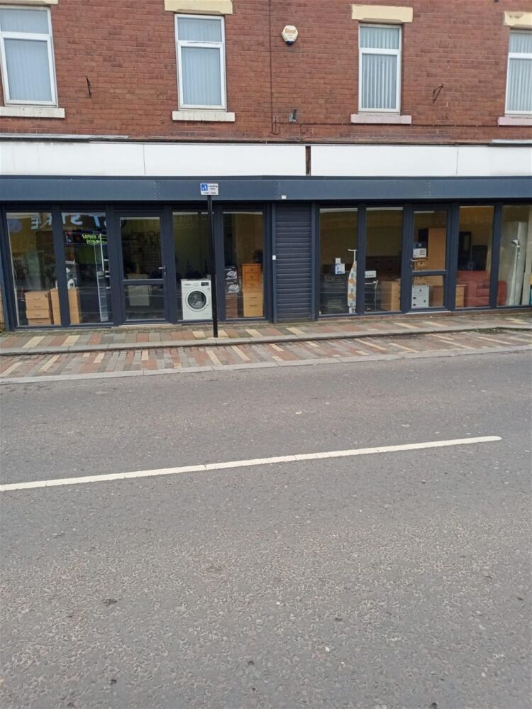 FREEHOLD VACANT PREMISES WITH PRIVATE APARTMENTS NEAR ROTHERHAM Photo 5