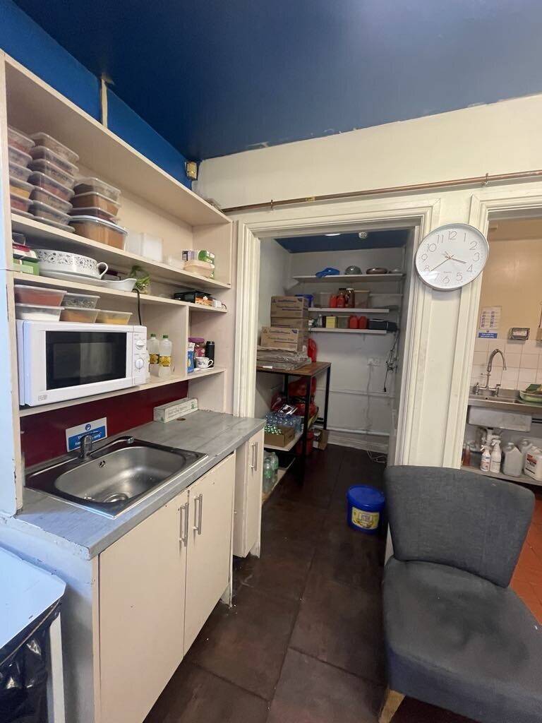Takeaway & Desserts for sale, spacious workspace allowing alternative uses Photo 6