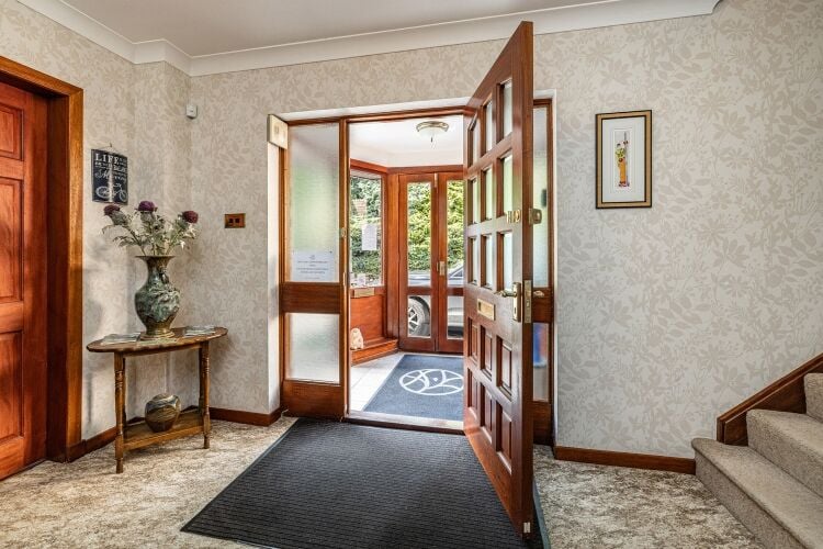 Immaculately Presented 8 Bedroom Detached Dwelling Photo 5