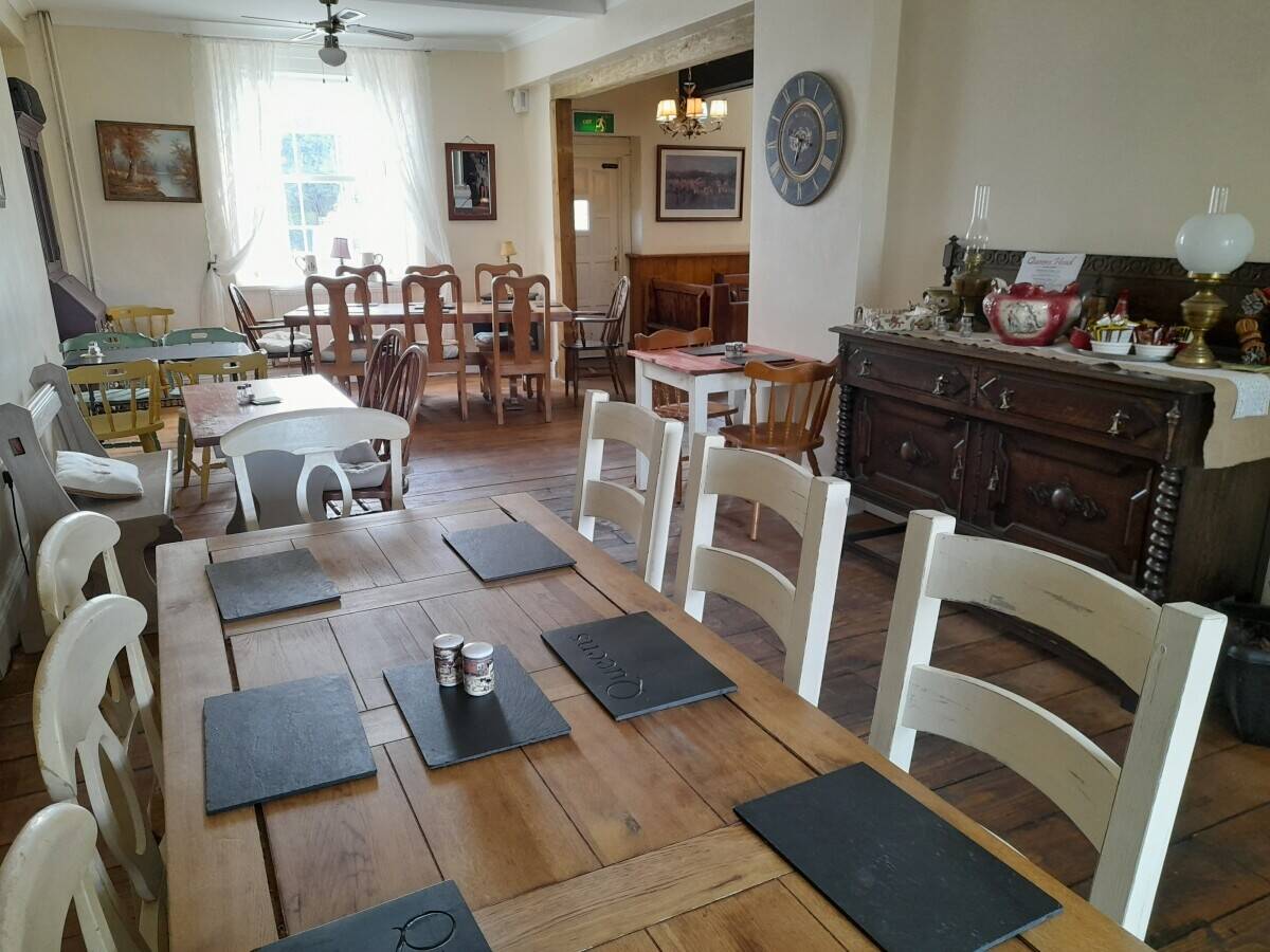 PONTYPRIDD - CHARMING VILLAGE PUB WITH OUTSTANDING VIEWS OF SURROUNDING VALLEYS