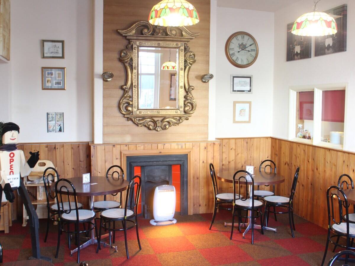 LINCOLNSHIRE COAST - HIGH STREET CAFE WITH 5 DOUBLE BEDROOMS Photo 5