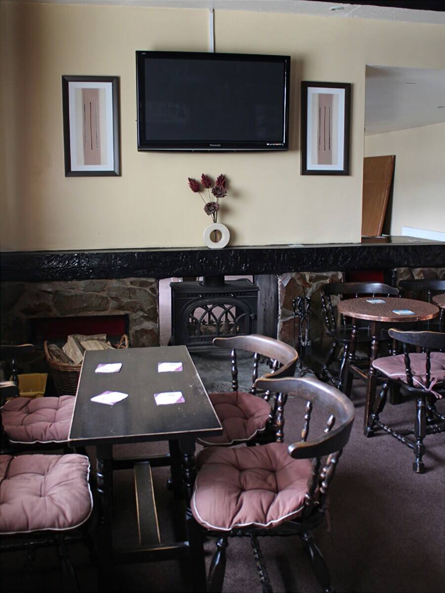 CARMARTHENSHIRE - SUBSTANTIAL VILLAGE PUBLIC HOUSE & RESTAURANT Photo 5