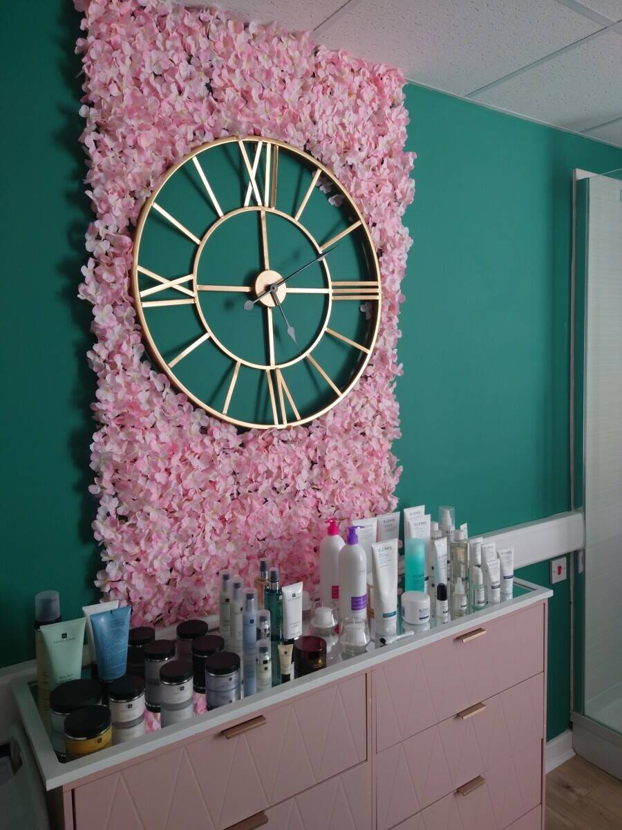 Beauty room for sale in heart of Wrexham town. Photo 5