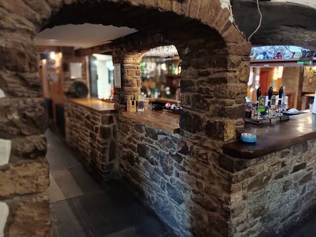 PEMBROKESHIRE - 10 BEDROOM 17TH CENTURY RIVERSIDE INN