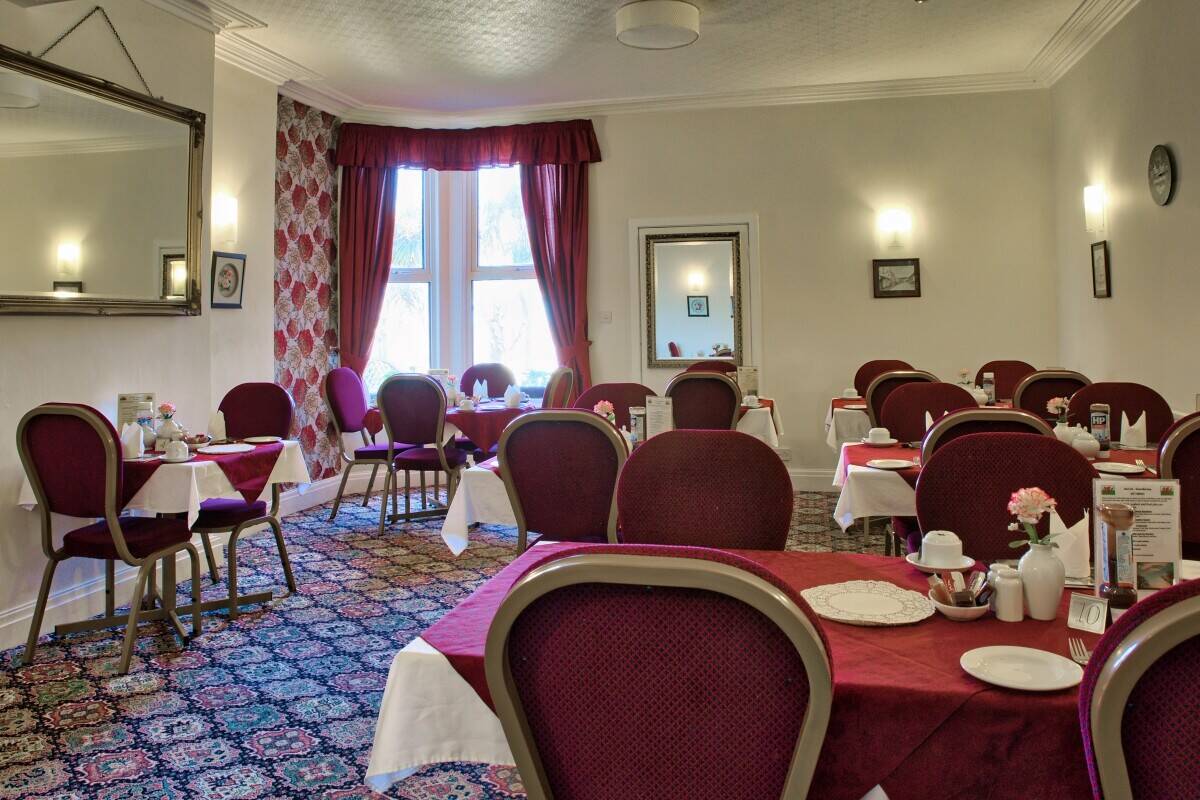 CONWY - 13 BEDROOM GUEST HOUSE IN CHARMING SEASIDE TOWN