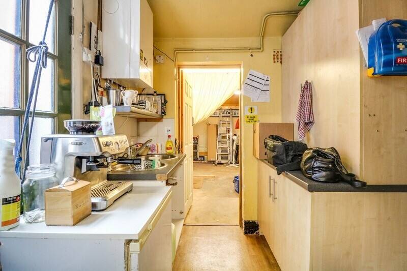 RETAIL PREMISES & FIRST FLOOR FLAT Photo 5