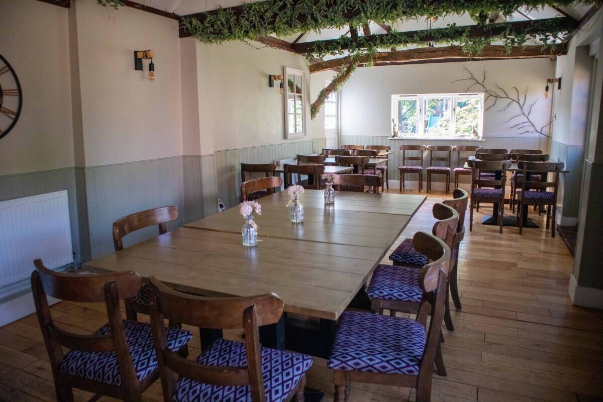 BUCKINGHAMSHIRE - VILLAGE PUB WITH POTENTIAL FOR FOOD-LED BUSINESS