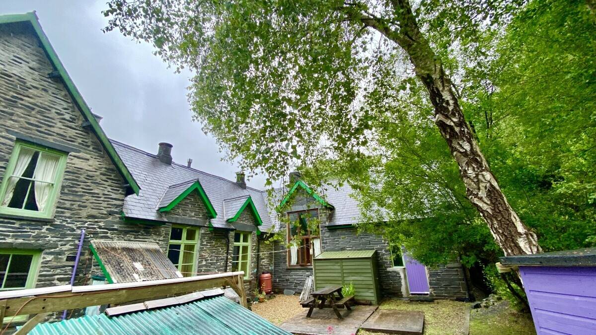 MERIONETHSHIRE - STUNNING SNOWDONIA NATIONAL PARK HOSTEL
